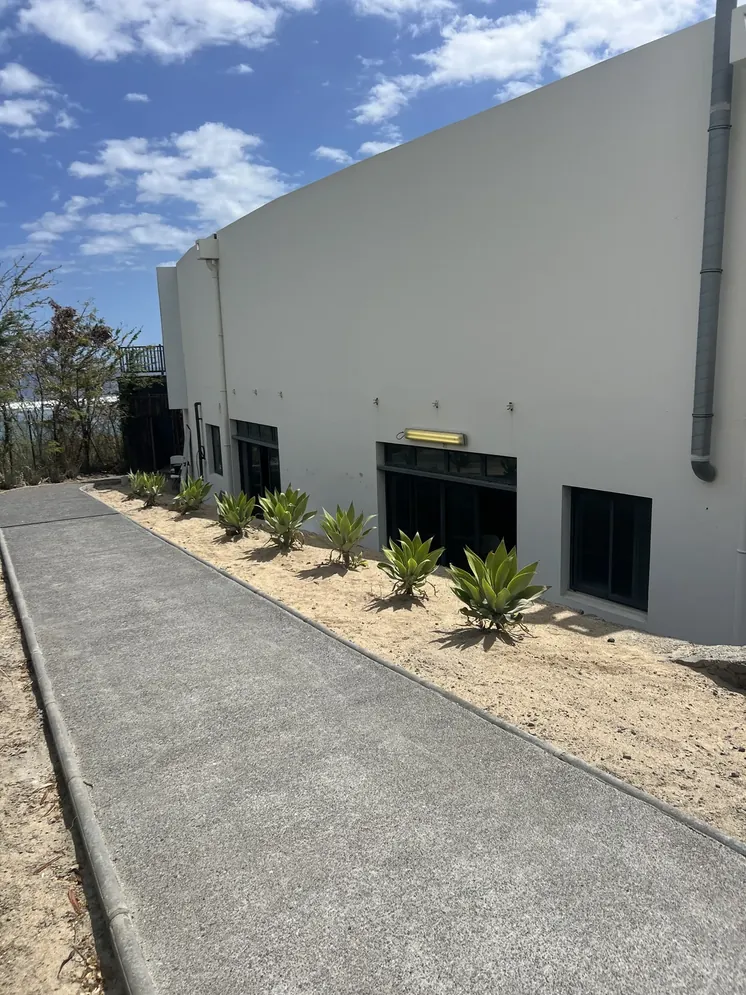 Détail de granulats apparents sur un béton désactivé