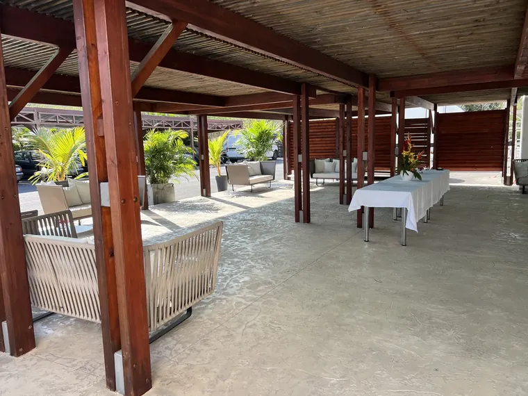 Terrasse couverte de l'Hôtel Akoya en béton imprimé, à La Réunion