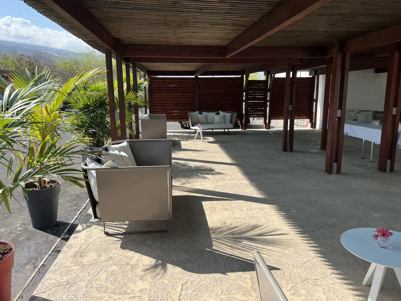 Espace lounge de l'Hôtel Akoya sur béton imprimé, à La Réunion