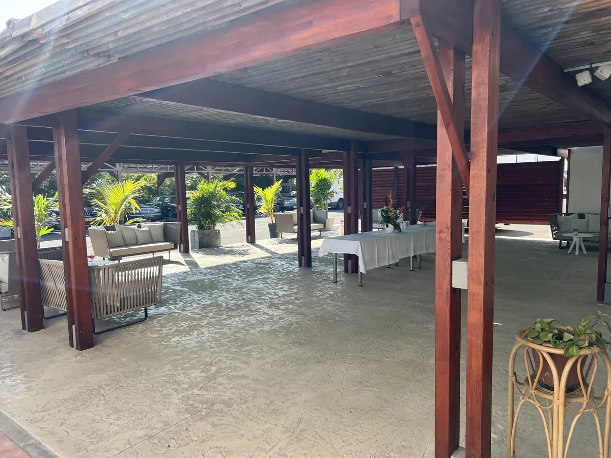 Varangue couverte de l'Hôtel Akoya sur béton imprimé, à La Réunion