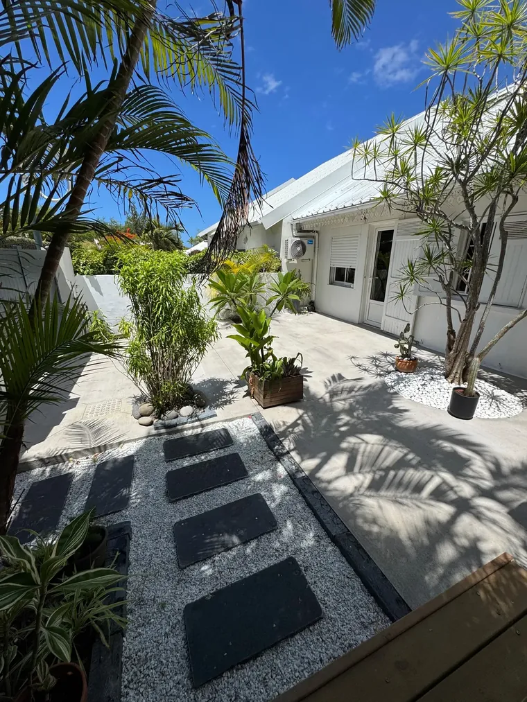Allée graphique en dalles béton et galets à La Réunion