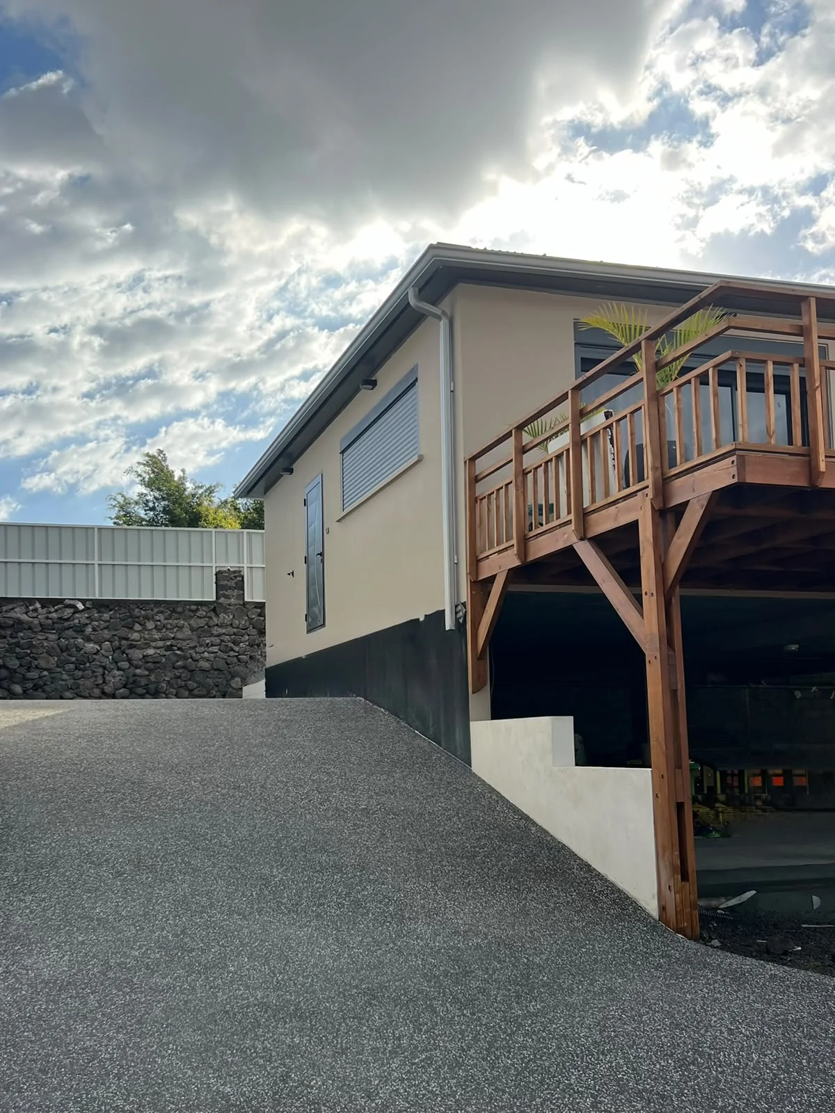 Accès en béton désactivé 100 % basalte devant une case à varangue, à La Réunion