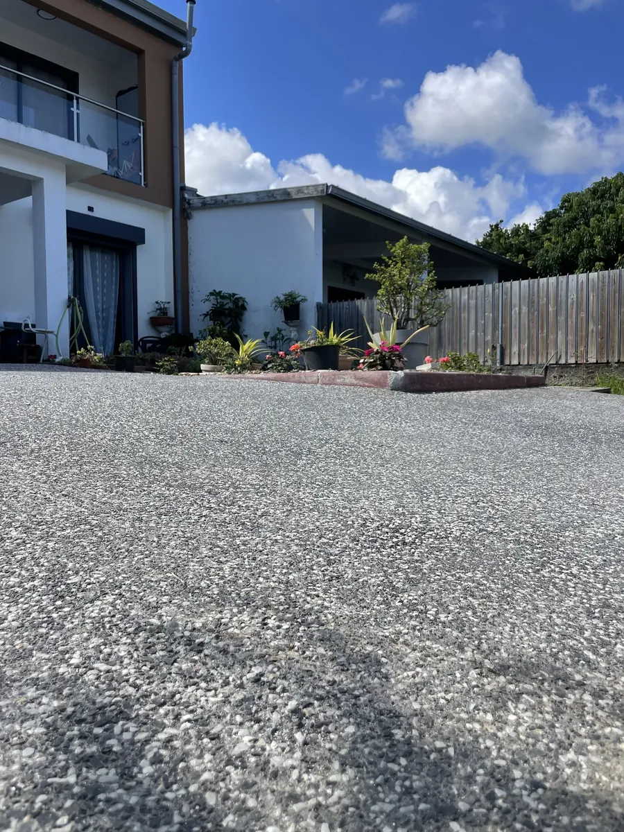 Grande cour en béton désactivé anthracite devant une villa