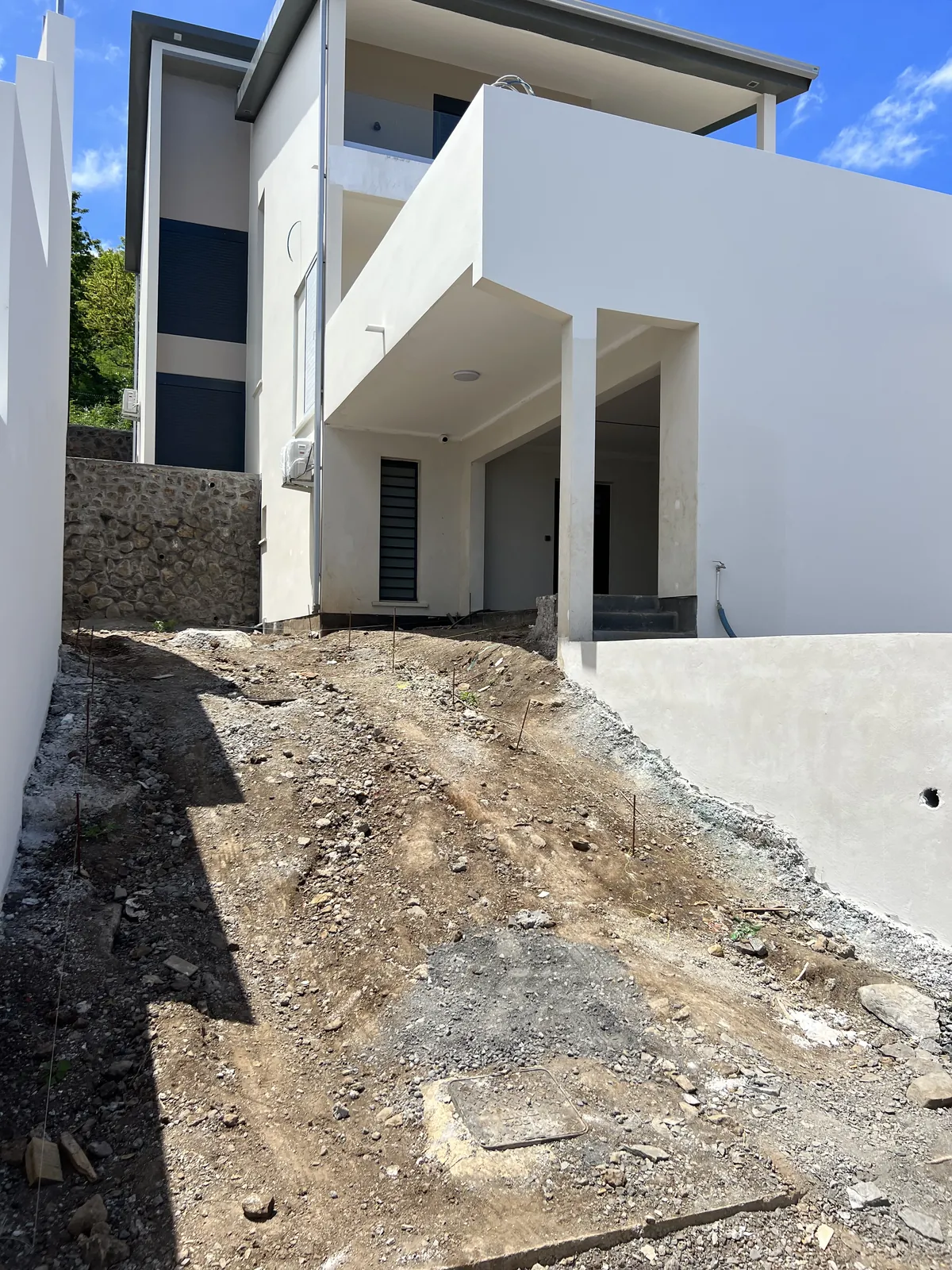 Devant de villa en terre et remblai avant la création de l'allée
