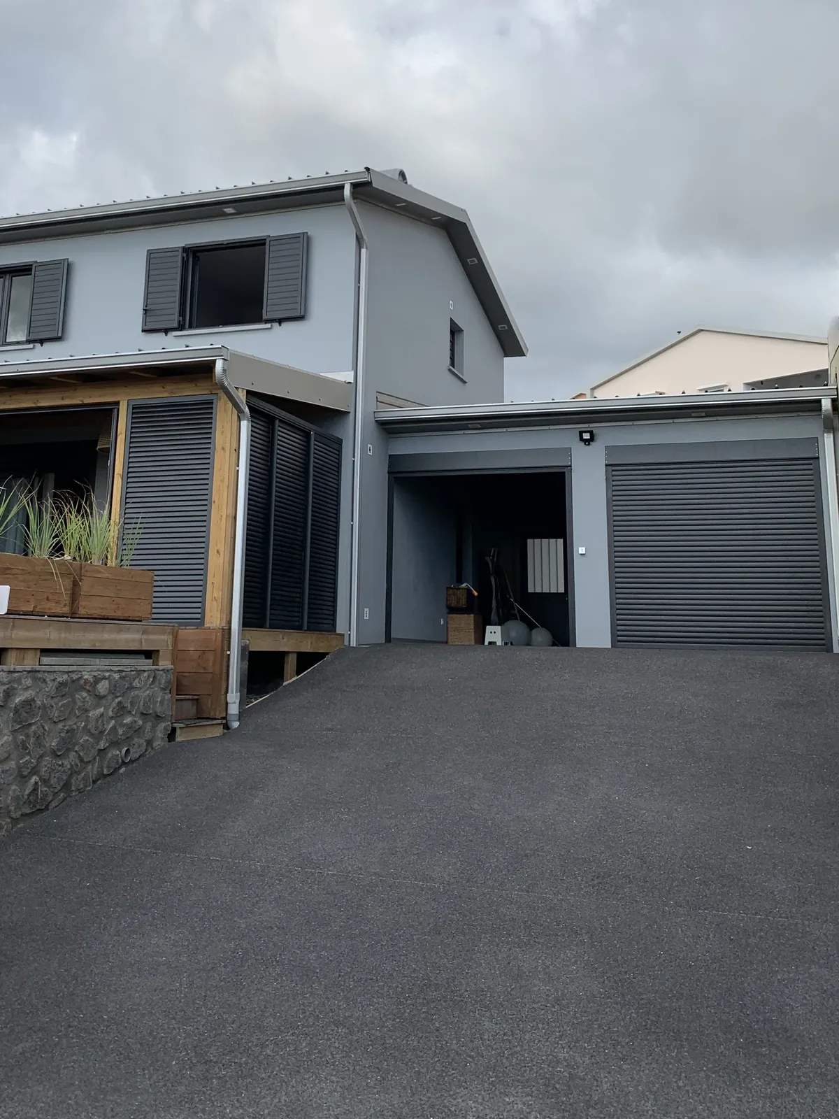 Cour de garage en béton désactivé 100 % basalte devant une villa à La Réunion