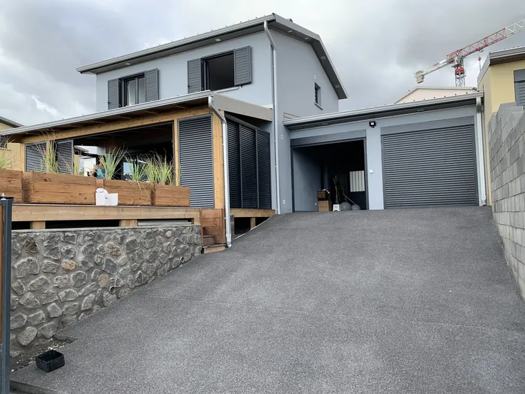 Allée carrossable en béton décoratif devant une villa à La Réunion
