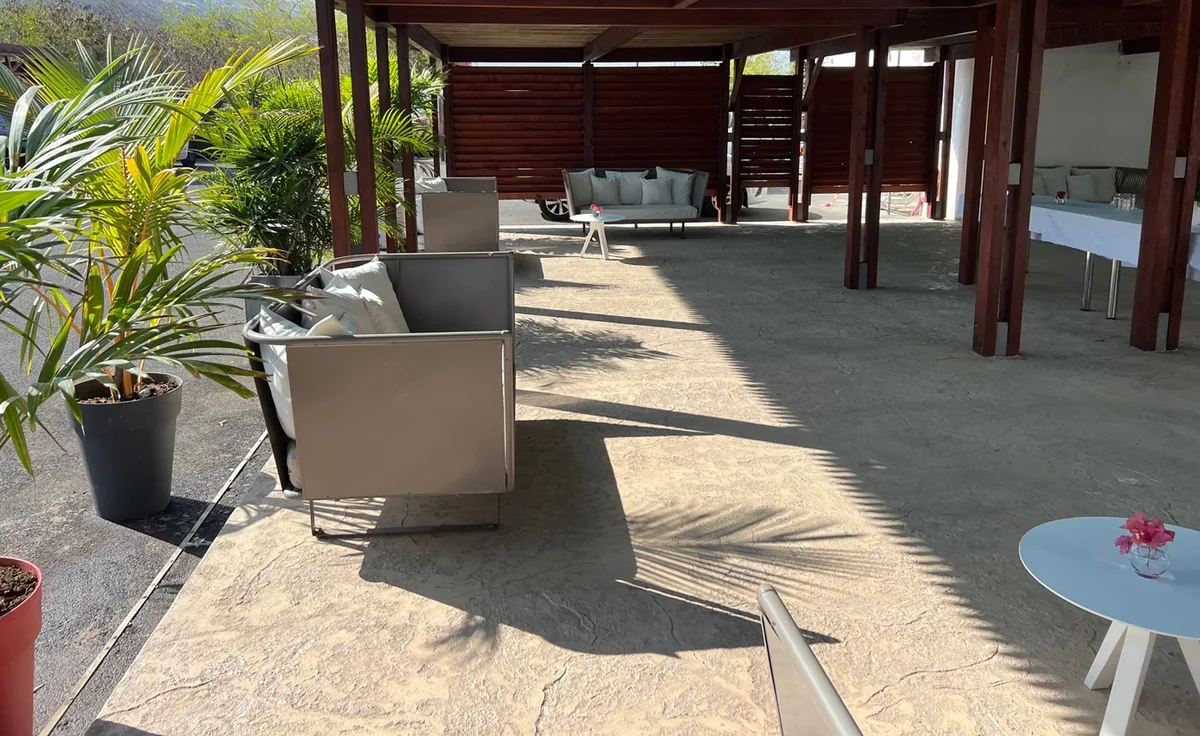Varangue meublée sur un sol en béton empreinte ton pierre à La Réunion
