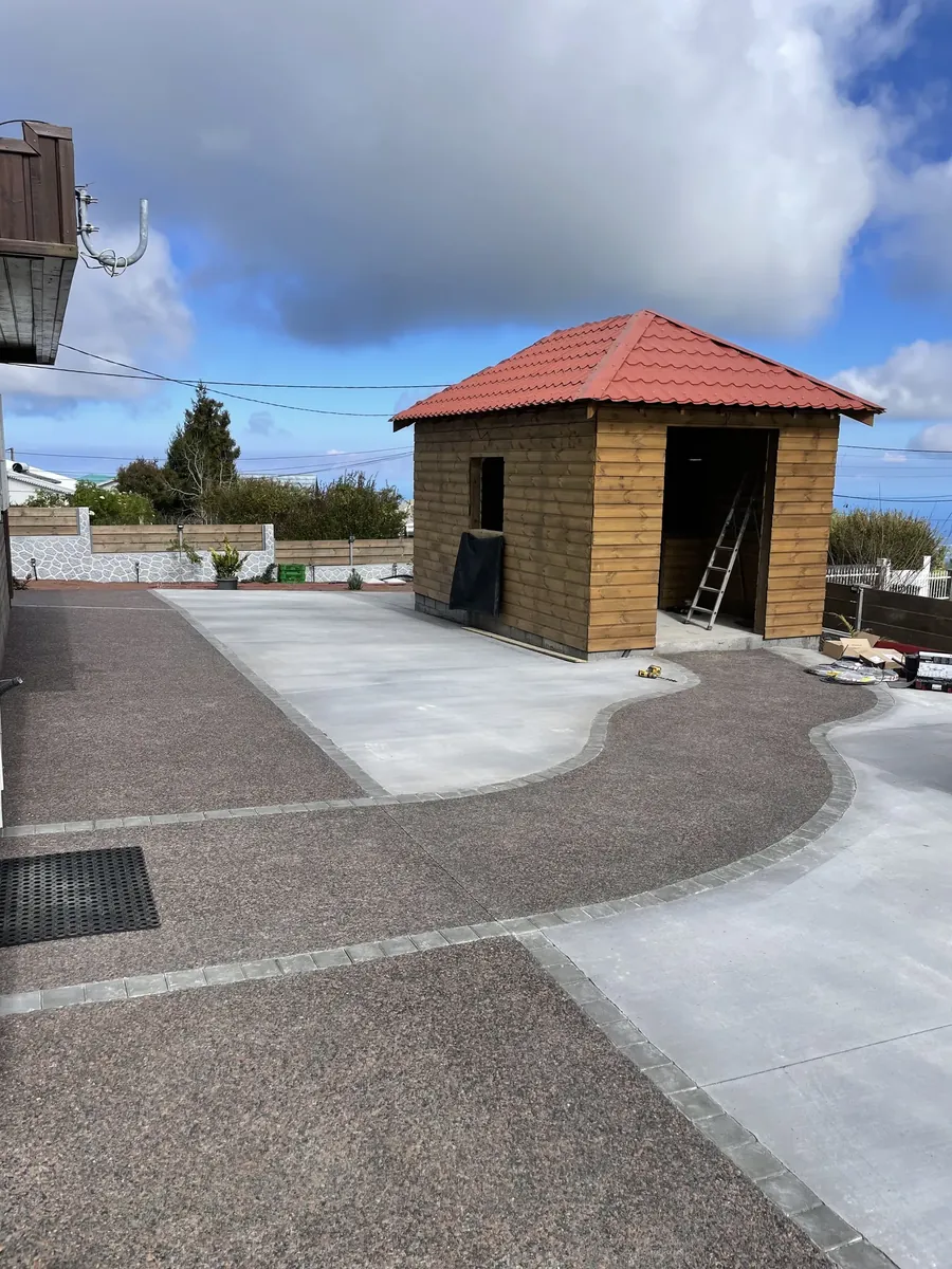 Cour associant béton désactivé et béton balayé autour d'un kiosque