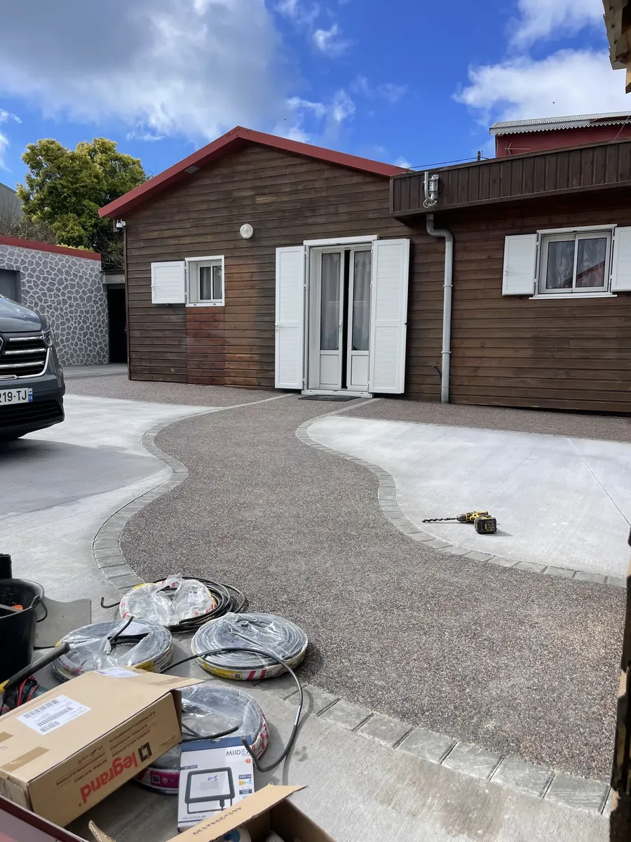 Courbe dessinée entre une bande de béton désactivé et une dalle balayée