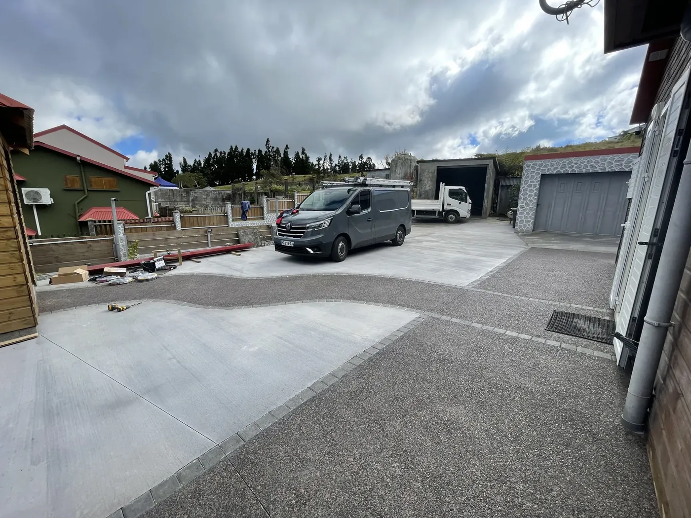 Grande cour en béton balayé permettant la manœuvre d'un utilitaire, à La Réunion