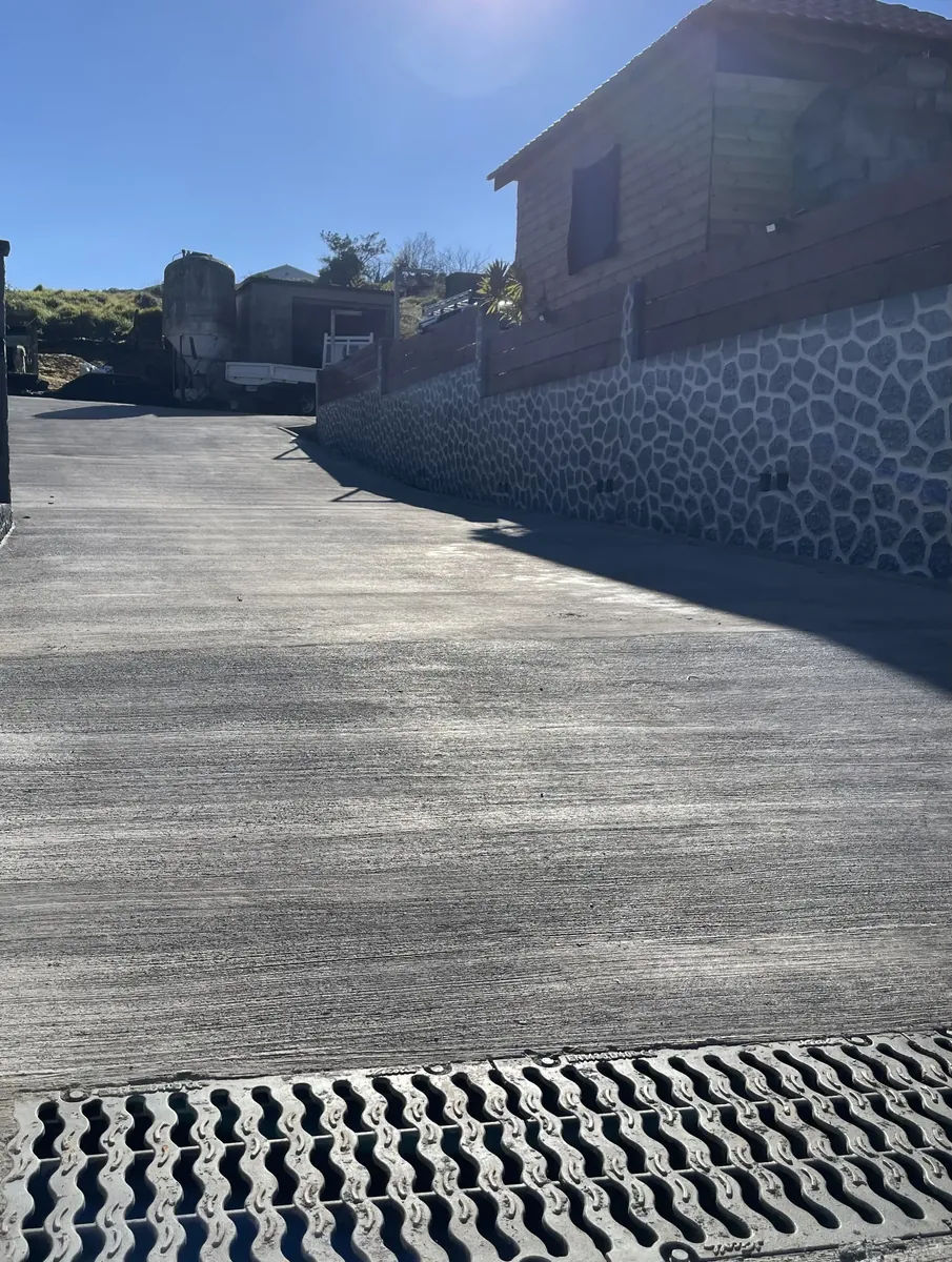 Allée en pente en béton bordée de murs en gabions