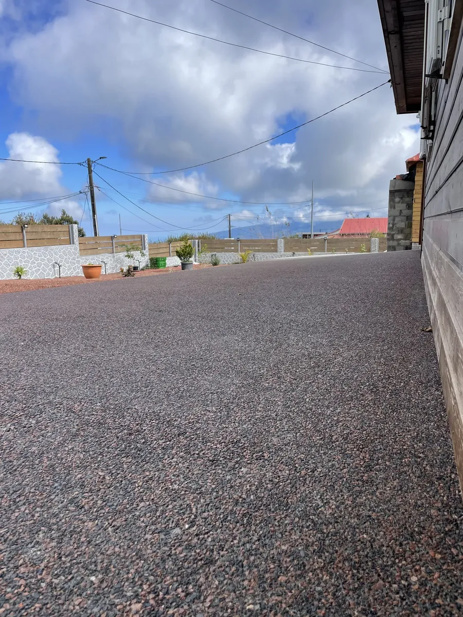 Cour en béton désactivé aux granulats rosés dans les Hauts de La Réunion