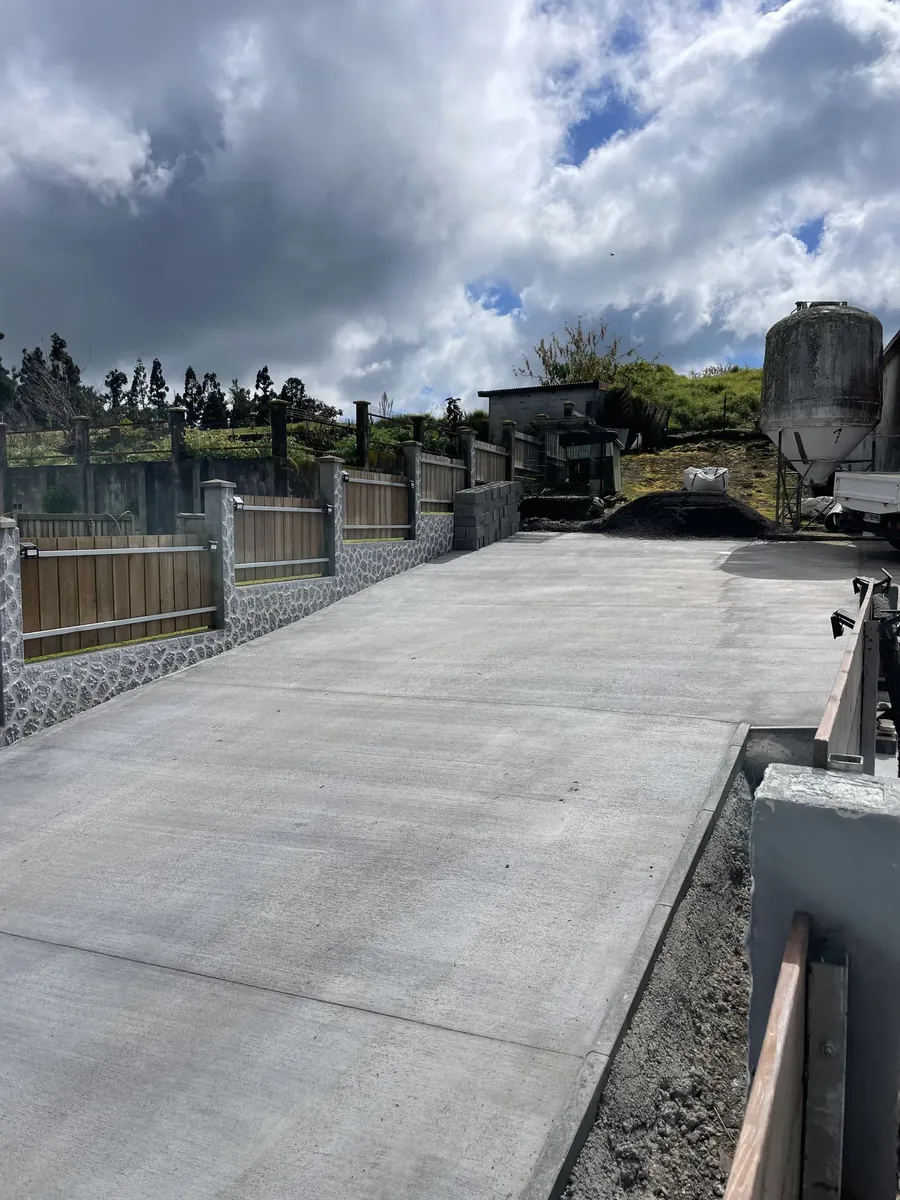 Rampe carrossable en béton balayé dans les Hauts de La Réunion