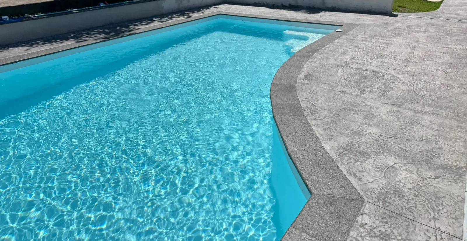 Piscine et plage en béton imprimé gris à motif pierre, à La Réunion