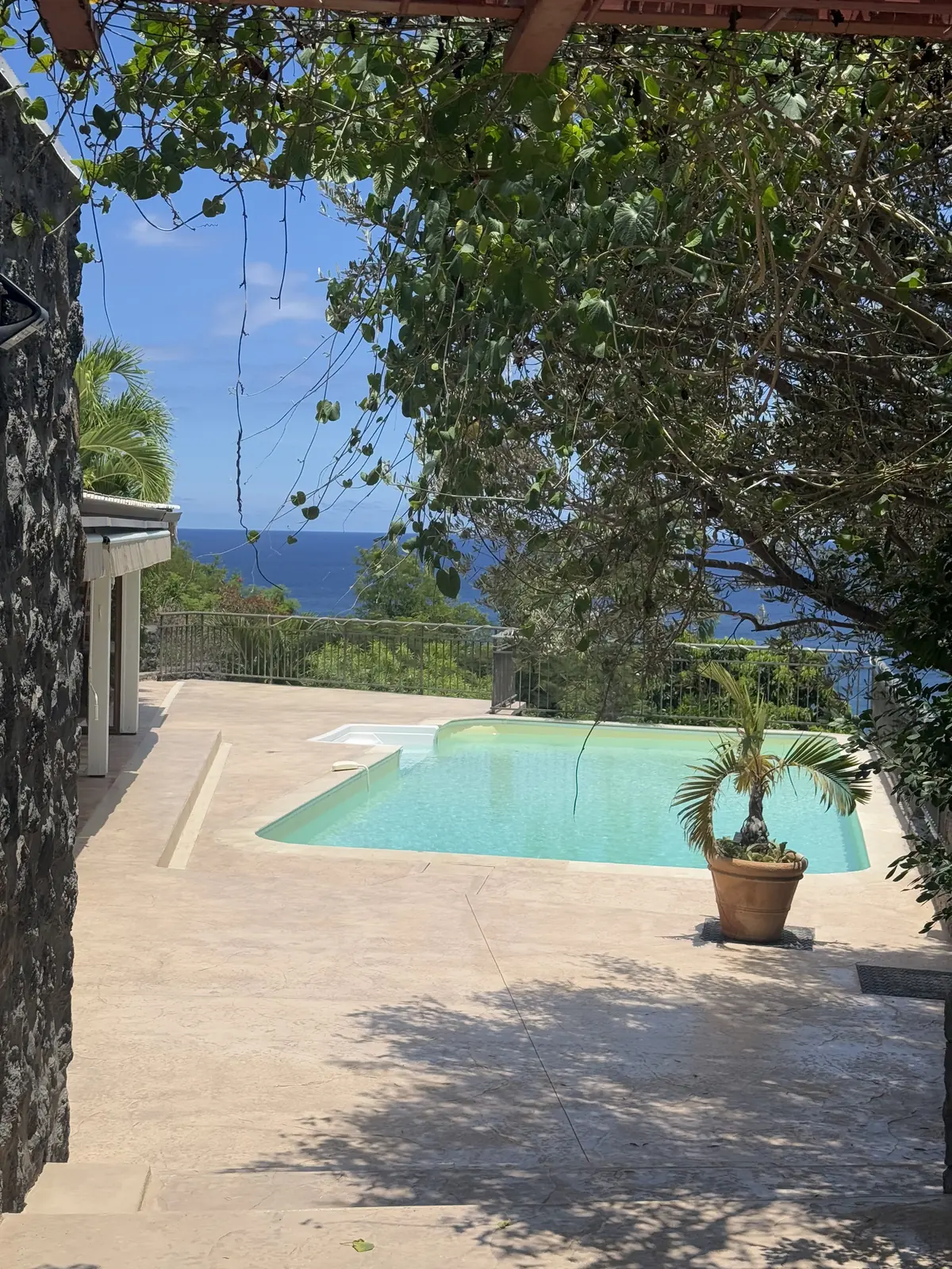 Plage de piscine en béton imprimé ton pierre avec vue sur l'océan, à La Réunion