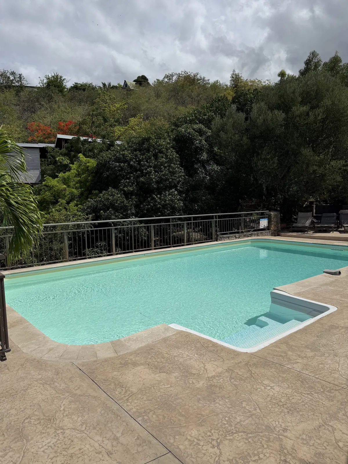 Grande plage de piscine en béton imprimé à motif pierre, à La Réunion