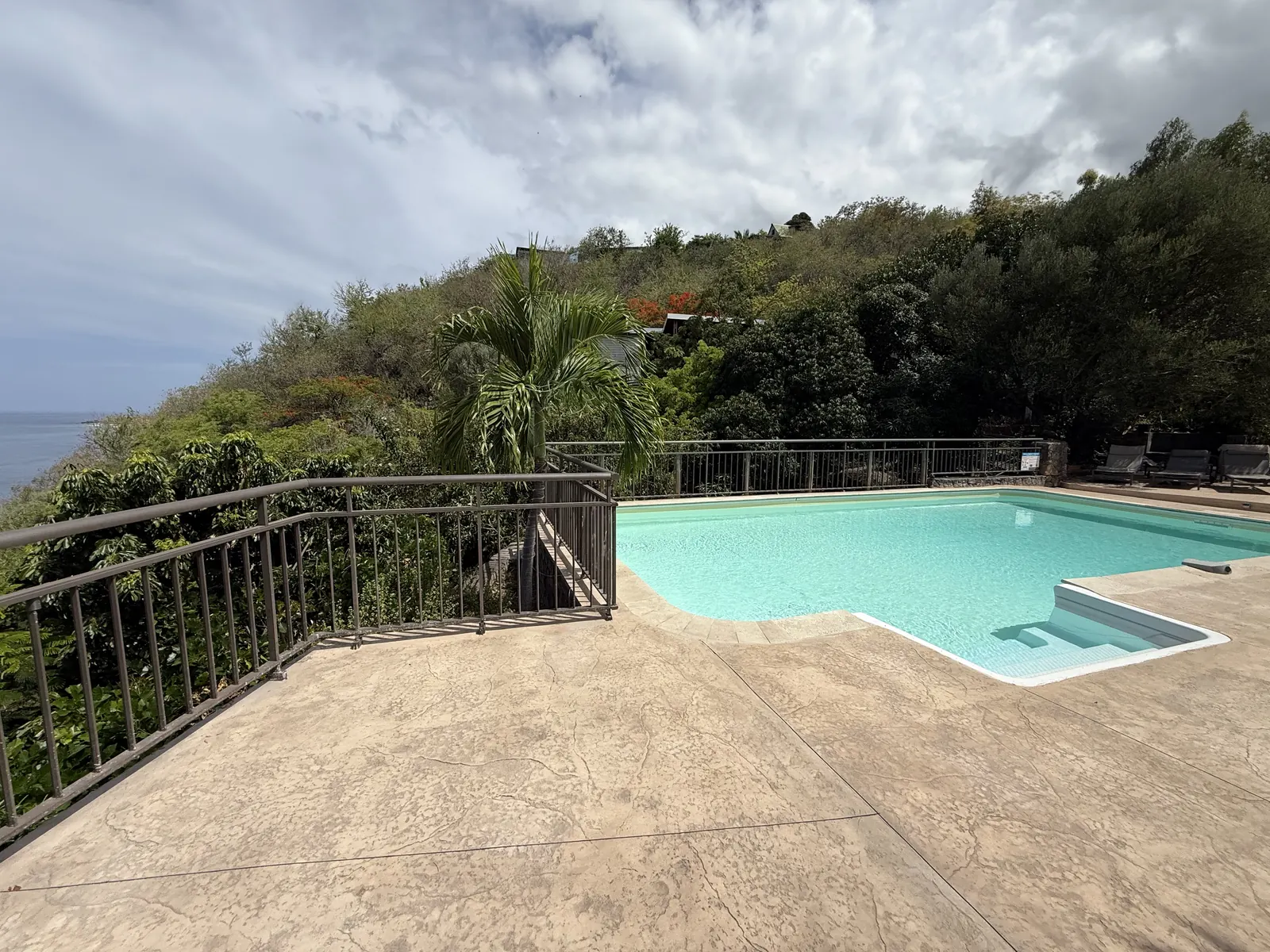Piscine et plage en béton imprimé face à l'océan, à La Réunion