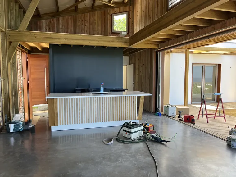 Béton lissé dans une construction bois contemporaine