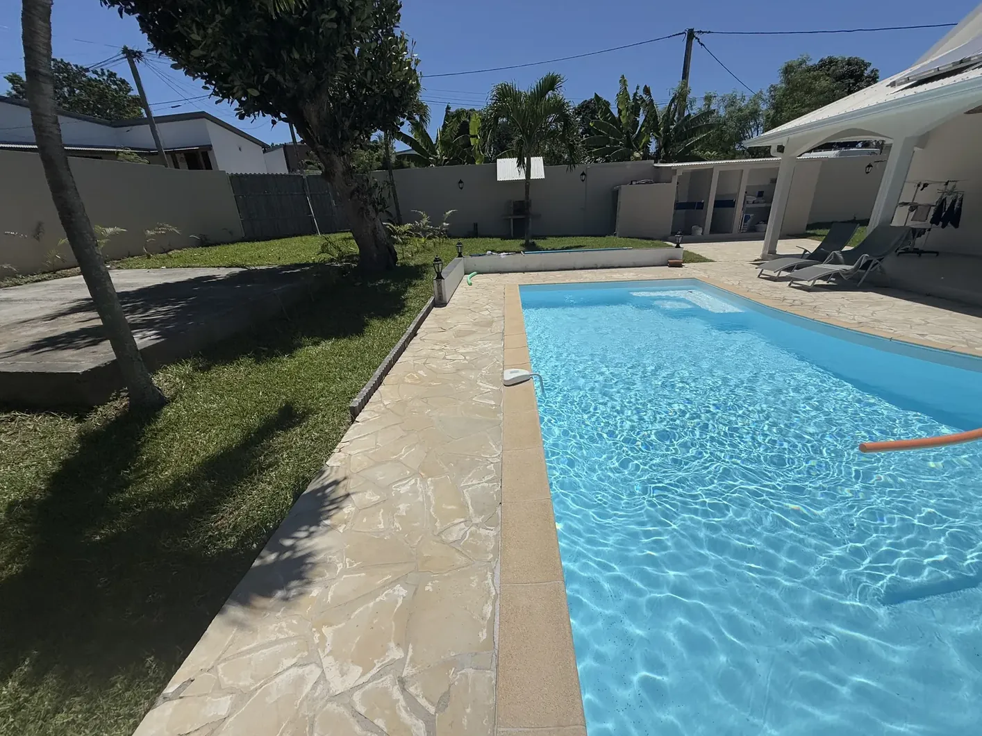 L'ancien dallage beige autour du bassin, avant les travaux