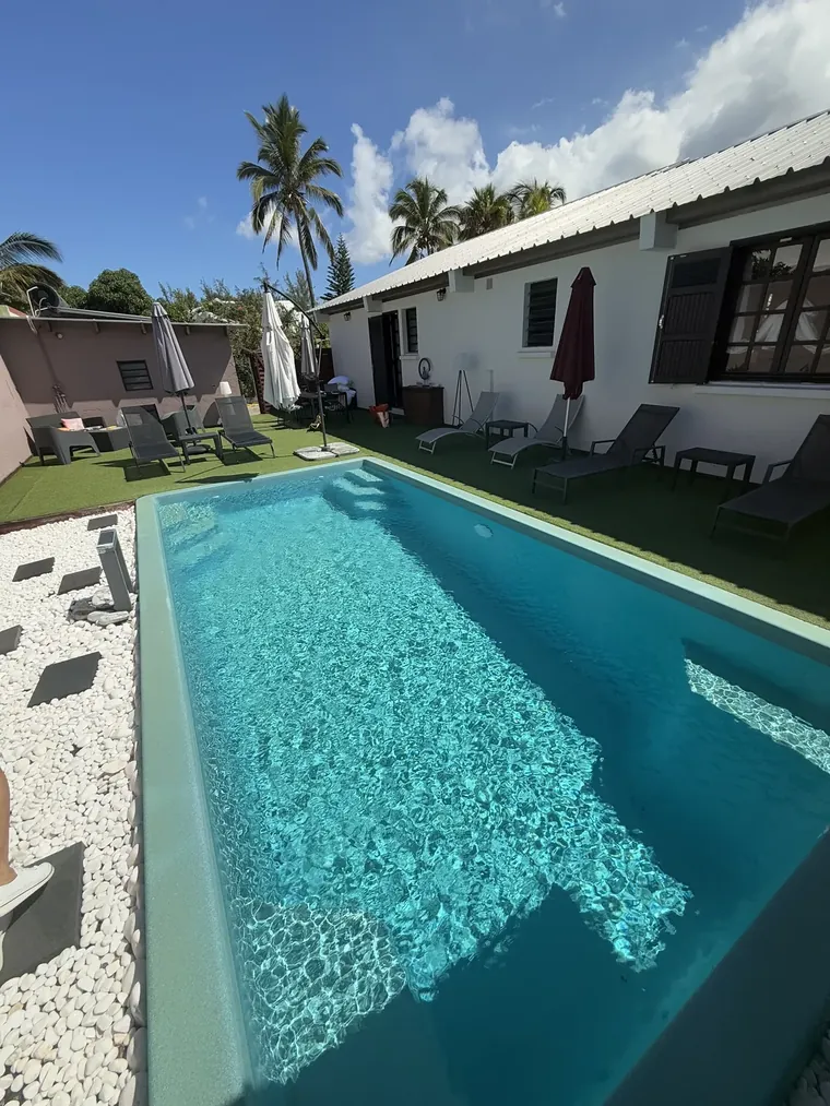 Couloir de nage bordé de béton décoratif à La Réunion