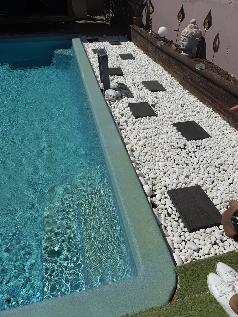 Piscine et plage minérale en pierre d'Égypte vue de haut