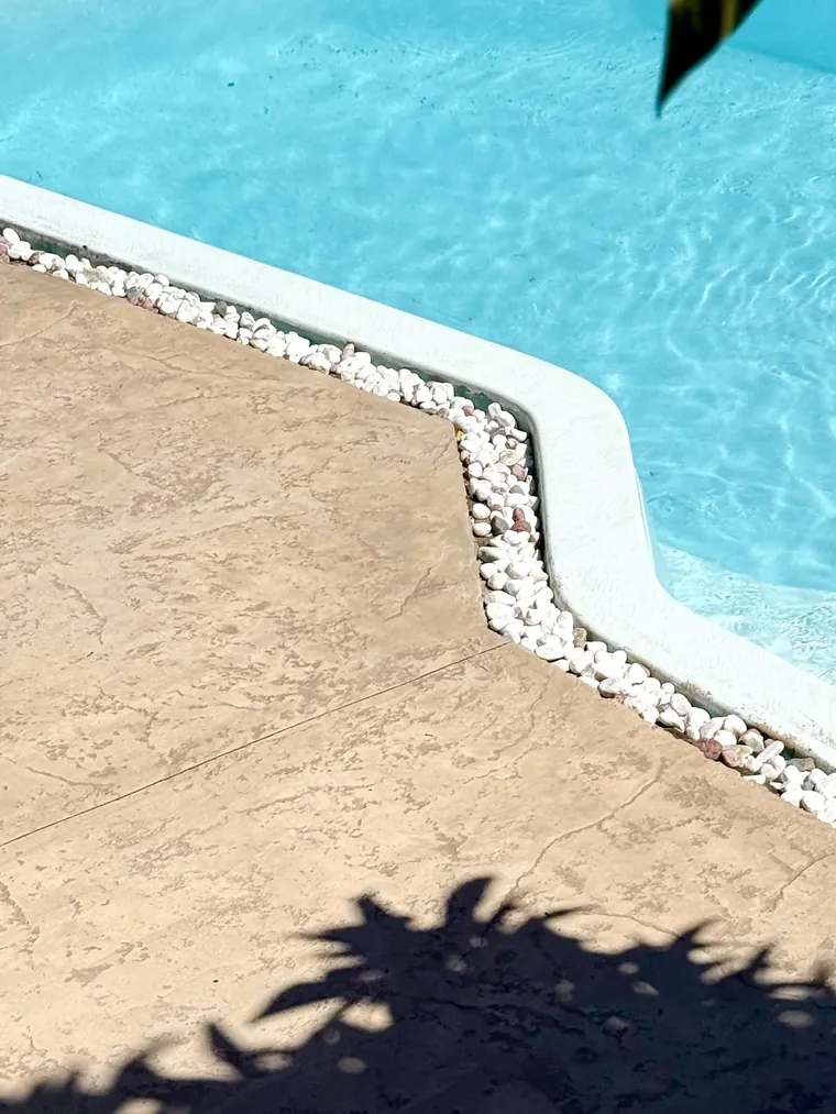 Contour de piscine en béton imprimé et margelle claire